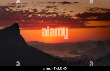 Una vista di Cristo Redentore (Cristo Rendentor) sulla vetta del Monte Corcovado e Sugarloaf (Pao de Acucar) all'alba a Rio de Janeiro Foto Stock
