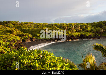 Una vista della spiaggia di sabbia nera al Wai'anapanapa State Park in Maui, Hawaii. Foto Stock