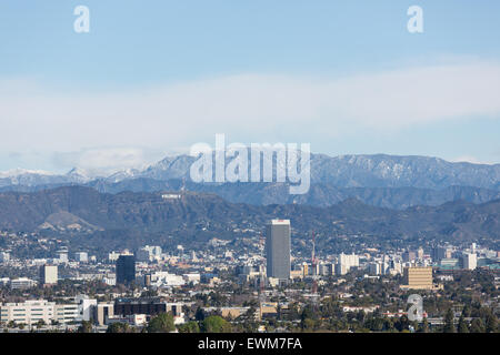 Una vista del celebre Hollywood Sign da Baldwin Hills si affacciano in Culver City. Foto Stock