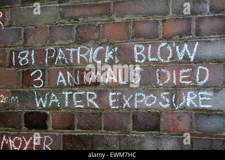 Anti-Fracking protester's slogan come dimostrare al di fuori del Consiglio di contea del Lancashire chambers, Pitt Street, Preston, Regno Unito Foto Stock