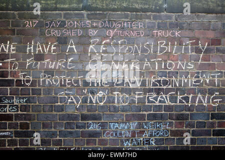 Anti-Fracking protester's slogan come dimostrare al di fuori del Consiglio di contea del Lancashire chambers, Pitt Street, Preston, Regno Unito Foto Stock