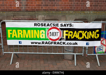 Anti-Fracking protester's slogan come dimostrare al di fuori del Consiglio di contea del Lancashire chambers, Pitt Street, Preston, Regno Unito Foto Stock