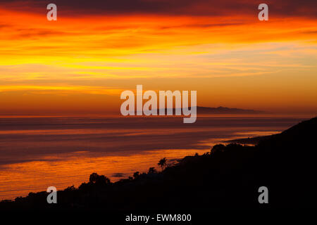 Tramonto nuvole sopra Anacapa Island come si vede dal Malibu, California. Foto Stock