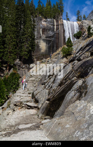 Una vista di primaverile cade dal sentiero di nebbia nel Parco Nazionale di Yosemite. Foto Stock