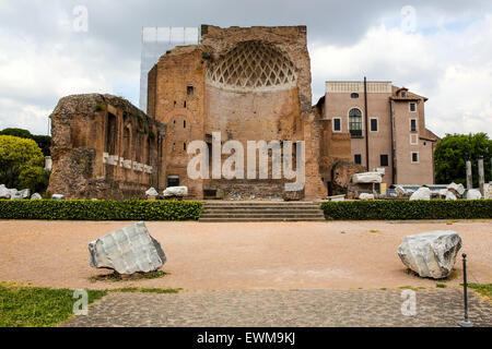 Il tempio dedicato a Venere in piedi sulla collina Velian nel quartiere Forum di Roma. Foto Stock