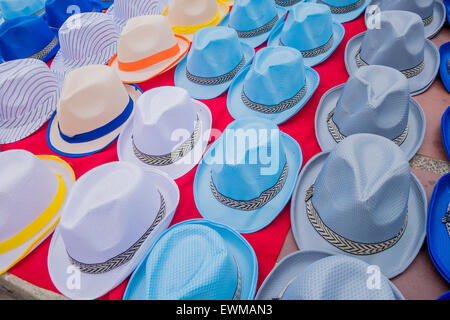 Tradizionale colorato colombiano di cappelli di paglia da venditori  ambulanti in Colombia è più importante celebrazione del folklore, il  carnevale di Barranquilla, Colombia Foto stock - Alamy