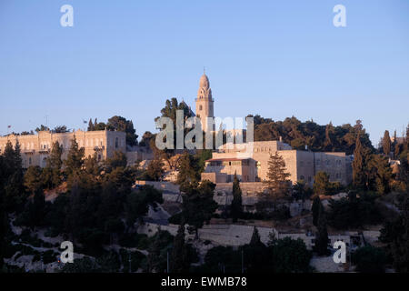 Vista di Gerusalemme University College, fondata nel 1957 e precedentemente noto come l'istituto americano della Terra Santa studi e il campanile della chiesa di abbazia benedettina della Dormizione sulla sommità del monte Sion di Gerusalemme in Israele Foto Stock