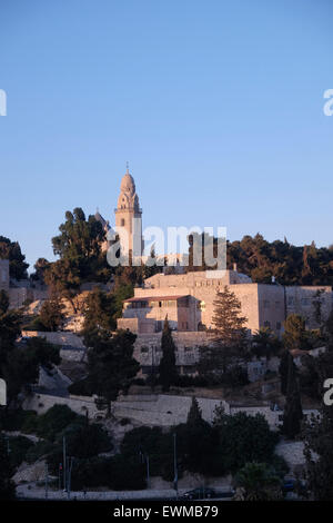 Vista di Gerusalemme University College, fondata nel 1957 e precedentemente noto come l'istituto americano della Terra Santa studi e il campanile della chiesa di abbazia benedettina della Dormizione sulla sommità del monte Sion di Gerusalemme in Israele Foto Stock