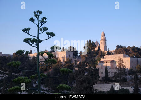 Vista di Gerusalemme University College, fondata nel 1957 e precedentemente noto come l'istituto americano della Terra Santa studi e il campanile della chiesa di abbazia benedettina della Dormizione sulla sommità del monte Sion di Gerusalemme in Israele Foto Stock