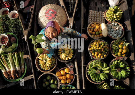 Banjarmasin, settembre 2012. Un commerciante da lok baintan offrono frutto guava in Floating Cultura Festival di Banjarmasin. Foto Stock