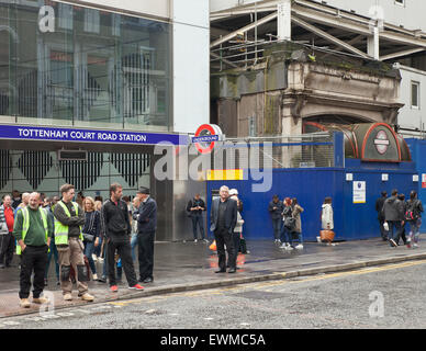 Il recentemente rinnovato Tottenham Court Road Stazione della metropolitana, accanto alla vecchia entrata. Foto Stock