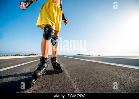 Sport donna con rulli in autostrada Foto Stock