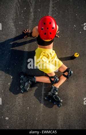 Sport donna con rulli in autostrada Foto Stock