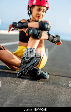 Sport donna con rulli in autostrada Foto Stock