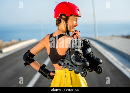 Sport donna con rulli in autostrada Foto Stock