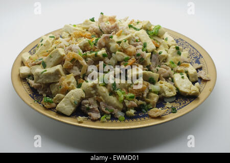 Mescolare il tofu fritto tofu con carne di maiale e gamberi secchi Foto Stock