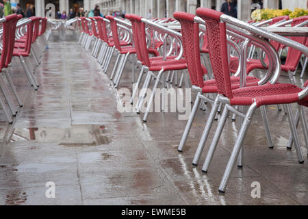 Cafe i tavoli e le sedie in San Marcos - Piazza San Marco Venezia Italia Foto Stock