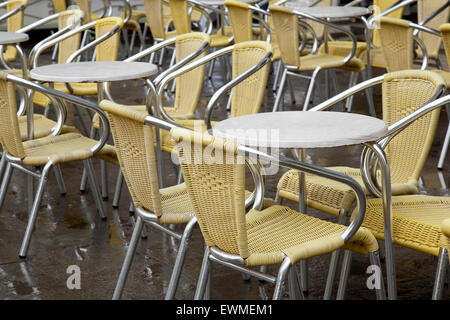 Cafe i tavoli e le sedie in San Marcos - Piazza San Marco Venezia Italia Foto Stock