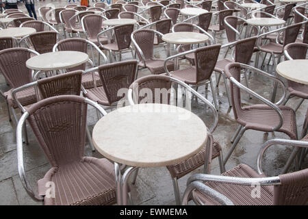 Cafe i tavoli e le sedie in San Marcos - Piazza San Marco Venezia Italia Foto Stock