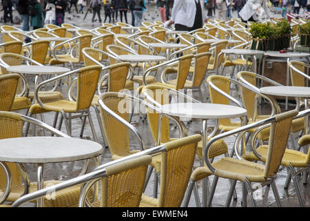 Cafe i tavoli e le sedie in San Marcos - Piazza San Marco Venezia Italia Foto Stock