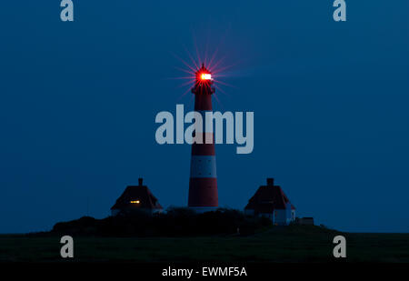 Westerhever faro di notte, Westerheversand, Schleswig-Holstein il Wadden Sea National Park, Schleswig-Holstein, Germania Foto Stock