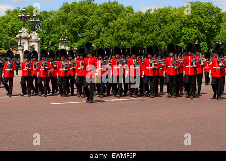 Cambio della Guardia, Buckingham Palace, London, England, Regno Unito Foto Stock