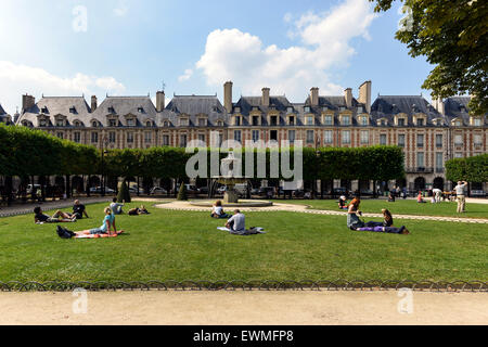 Place des Vosges, il Marais, Parigi, Francia Foto Stock