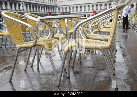 Cafe tavoli e sedie con cameriere in San Marcos - Piazza San Marco Venezia Italia Foto Stock