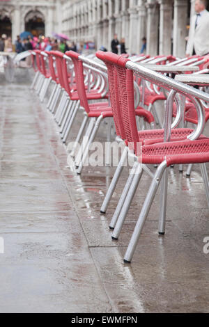 Cafe i tavoli e le sedie in San Marcos - Piazza San Marco Venezia Italia Foto Stock