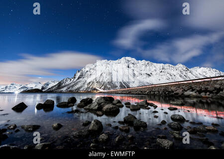 Gimsøystraumen bridge di notte con un cielo stellato, Gimsøy Bridge, Gimsøy, Lofoten, Norvegia Foto Stock