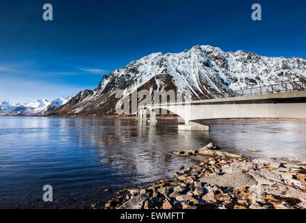 Gimsøystraumen bridge di notte con un cielo stellato, Gimsøy Bridge, Gimsøy, Lofoten, Norvegia Foto Stock