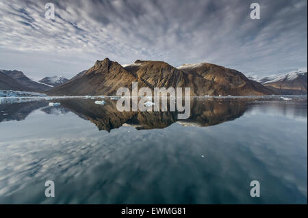 Riflesso nell'acqua, montagne e ghiacciai, Kaiser Franz Josef fiordo, Kejser Franz Josef fiordo, a nord-est della Groenlandia Foto Stock