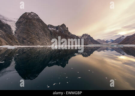 Riflesso nell'acqua, montagne e ghiacciai, Kaiser Franz Josef fiordo, Kejser Franz Josef fiordo, a nord-est della Groenlandia Foto Stock