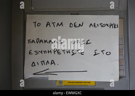 Rhodes, Grecia. Il 29 giugno, 2015. Un segno su uno dei due sportelli bancomat in questo Pireo filiale di banca a Rodi indirizza i clienti verso le altre ATM. Banche in Grecia sarà chiusa e il ritiro di denaro limitata a 60 euro al giorno per una settimana prima del referendum in Grecia circa l'accettazione delle riforme richieste dai creditori. Tuttavia alcuni ATM sembra già essere vuoto. Credito: Michael Debets/Pacific Press/Alamy Live News Foto Stock