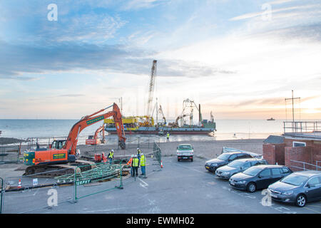 Herne Bay, Kent, Regno Unito. Il 29 giugno, 2015. Collegamento di un nuovo cavo a Kentish Flats Wind Farm. I lavoratori della seaward disegno del cavo attraverso il canale preparato sotto la spiaggia. Credito: Paul Martin/Alamy Live News Foto Stock