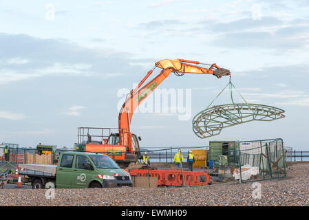 Herne Bay, Kent, Regno Unito. Il 29 giugno, 2015. Collegamento di un nuovo cavo a Kentish Flats Wind Farm. Un escavatore rimuove il quadrante utilizzato quando si esegue il disegno il cavo al seaward fine. Credito: Paul Martin/Alamy Live News Foto Stock