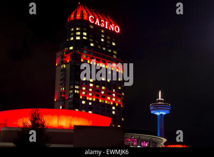 Fallsview Casino e di Skylon Tower in Niagara Falls, Canada, di notte. Foto Stock