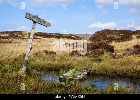 Vecchio sentiero segno e ponte sul bog vicino punto di Treshnish, Isle of Mull, Ebridi, Argyll and Bute, Scozia Foto Stock