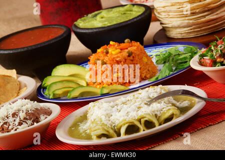 Immagine di stock di tradizionale messicana enchilada verde cena Foto Stock