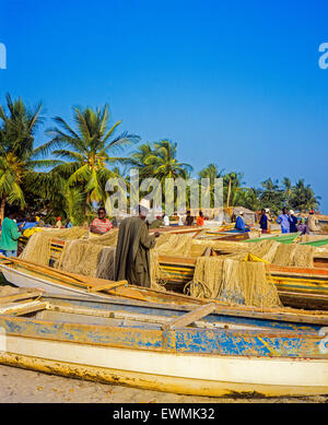 I pescatori riassettavano le reti da pesca sulla spiaggia, piroghe, rifugi, Gambia, Africa occidentale Foto Stock