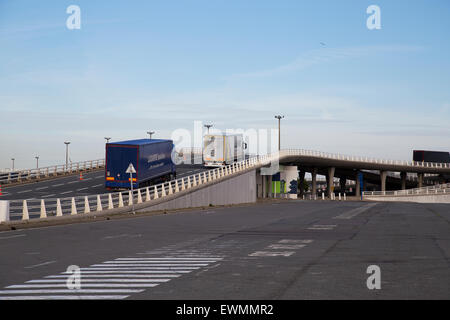 I camion che arrivano al porto di Calais in Francia Foto Stock