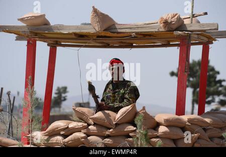 Herat, Afghanistan. Il 29 giugno, 2015. Un esercito nazionale afghano soldato sta di guardia nella provincia di Herat, western Afghanistan, 29 giugno 2015. Alcuni 11 esercito afghano soldati sono stati uccisi dopo i militanti hanno teso una imboscata a forze di sicurezza' convoglio nella parte occidentale della provincia di Herat, ha riferito i media locali per lunedì. © Sardar/Xinhua/Alamy Live News Foto Stock