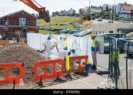 Herne Bay, Kent, Regno Unito. Il 29 giugno, 2015. Collegamento di un nuovo cavo a Kentish Flats Wind Farm. Lavoratori che fanno le connessioni in corso per il cavo interrato. Credito: Paul Martin/Alamy Live News Foto Stock