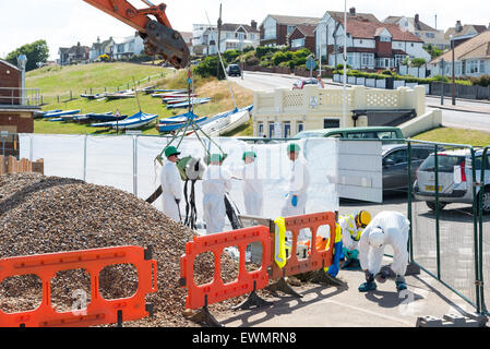 Herne Bay, Kent, Regno Unito. Il 29 giugno, 2015. Collegamento di un nuovo cavo a Kentish Flats Wind Farm. Lavoratori che fanno le connessioni in corso per il cavo interrato. Credito: Paul Martin/Alamy Live News Foto Stock