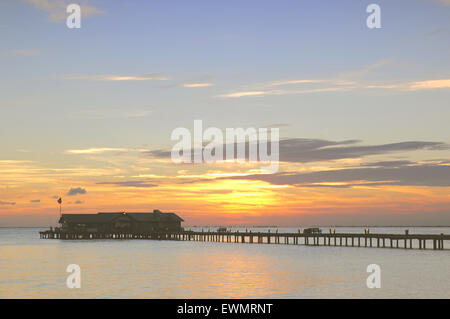 Anna Maria Island, Florida, Stati Uniti. 29th giugno 2015. Inizia un'altra splendida giornata al molo della città. 86 F, alcune tempeste che si spostano dal Golfo a nord di Tampa Bay Foto Stock