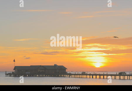 Anna Maria Island, Florida, Stati Uniti. 29th giugno 2015. Inizia un'altra splendida giornata al molo della città. 86 F, alcune tempeste che si spostano dal Golfo a nord di Tampa Bay Foto Stock