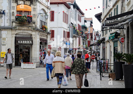 La gente che camminava lungo la Rue Gambetta Street a Saint-Jean-de-Luz (Donibane Lohizune). La Francia. Foto Stock