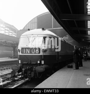 HS 4000 Kestrel locomotiva diesel costruito da Hawker Siddleley, raffigurato presso la Stazione Centrale di Newcastle, Newcastle, a nord-est dell' Inghilterra, 23 ottobre 1969. Foto Stock