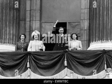 VE alle celebrazioni del Giorno a Londra alla fine della Seconda Guerra Mondiale. King George VI onde per la folla dal balcone a Buckingham Palace durante le celebrazioni, accomapnied dalla Principessa Elisabetta Regina Elisabetta e la principessa Margaret. 8 maggio 1945. Foto Stock