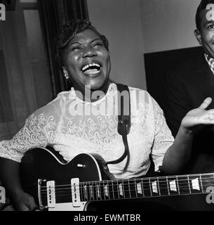 Suor Rosetta Tharpe dando una performance per la sua chitarra. Londra, 21 novembre 1957. Foto Stock